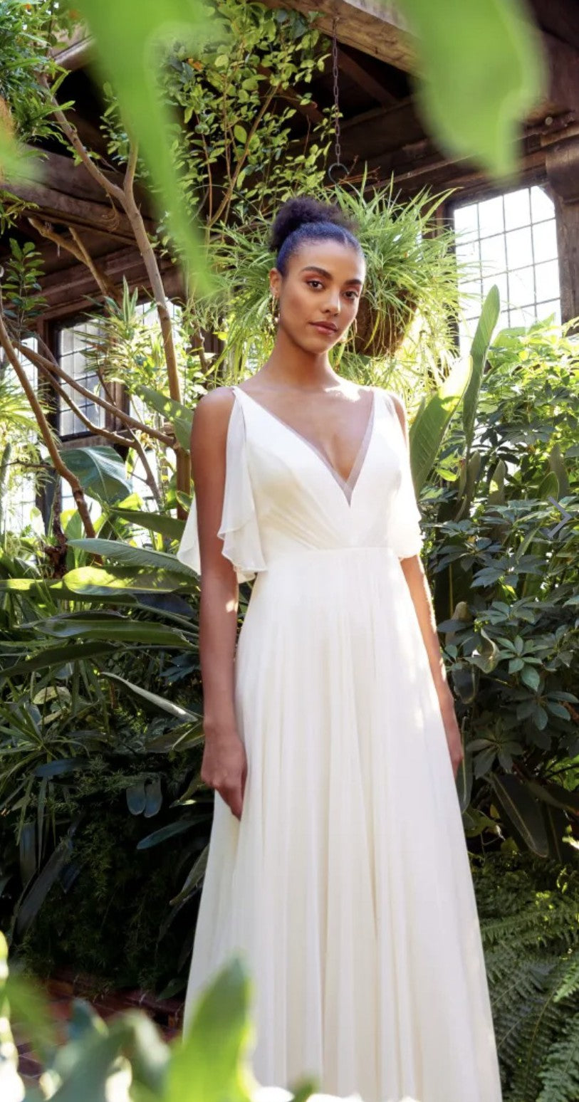 21 Wedding Dresses With V-Necks You Should Try On