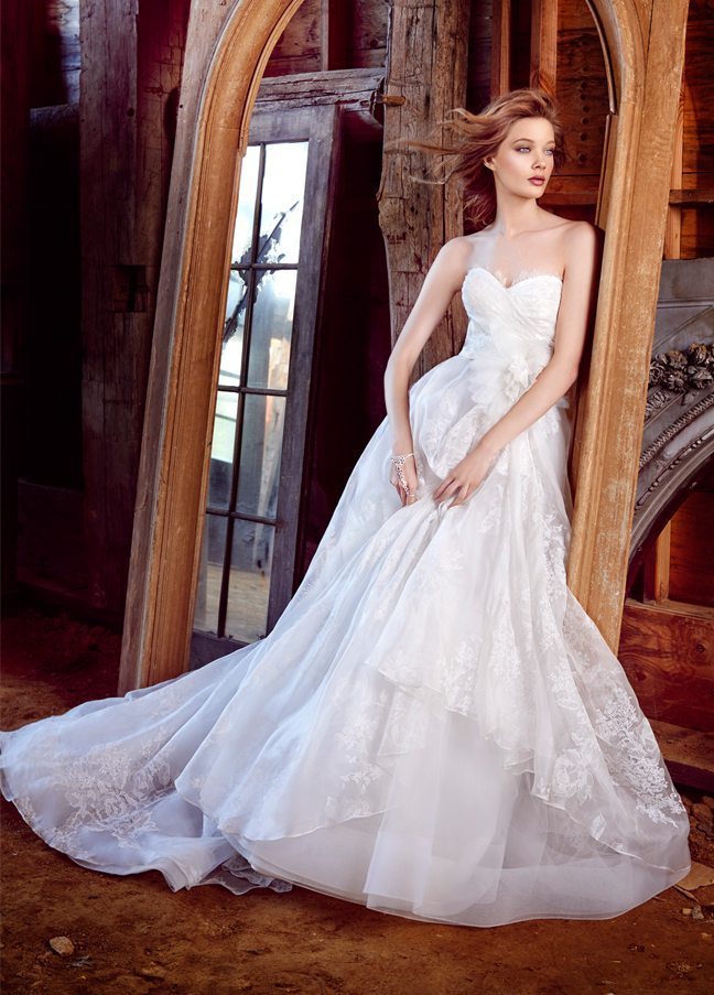 lazaro-bridal-floral-silk-organza-strapless-sweetheart-chantilly-lace-natural-asymmetrical-horsehair-chapel-3552_zm