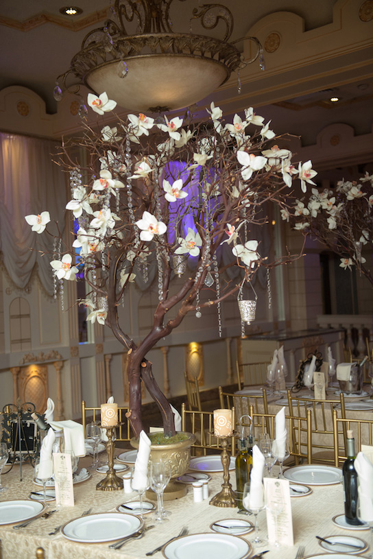 16 Tall and Dramatic Wedding Centerpieces | PreOwned Wedding Dresses
