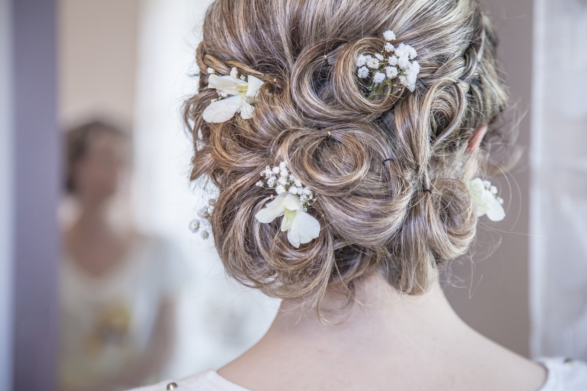 Bridal hair accessories hi-res stock photography and images - Alamy