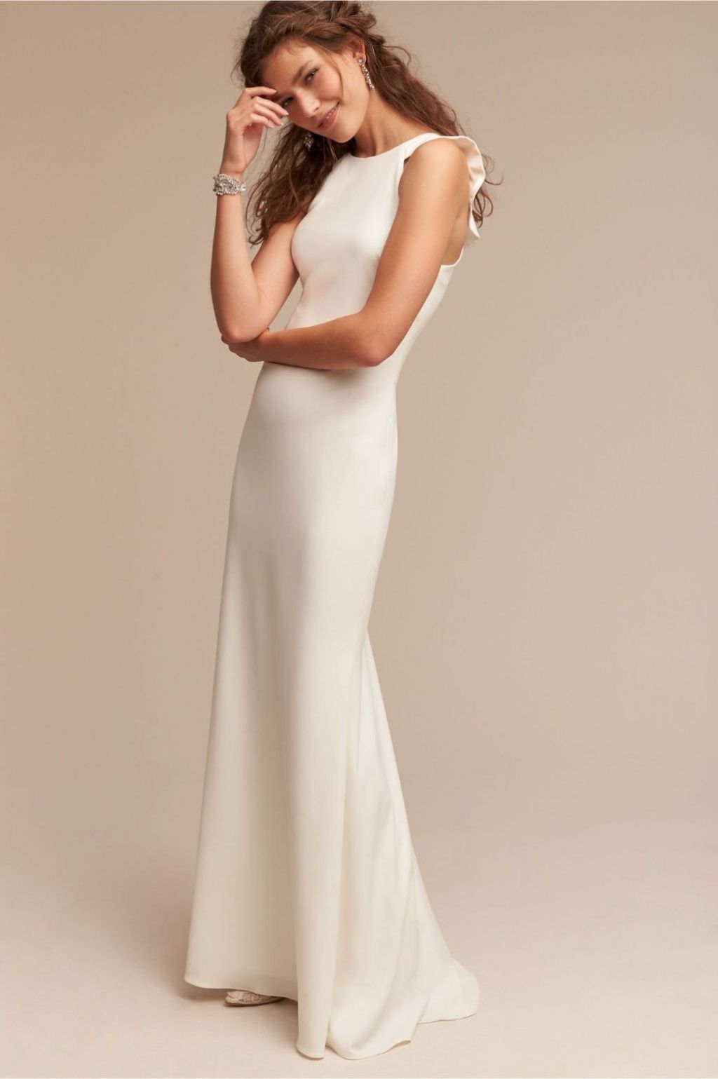 Slip wedding dress with clean lines and ruffled back