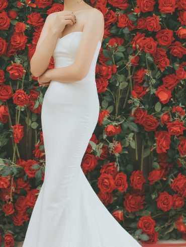 Lovely simple Trumpet dress with a backdrop of rose bushes