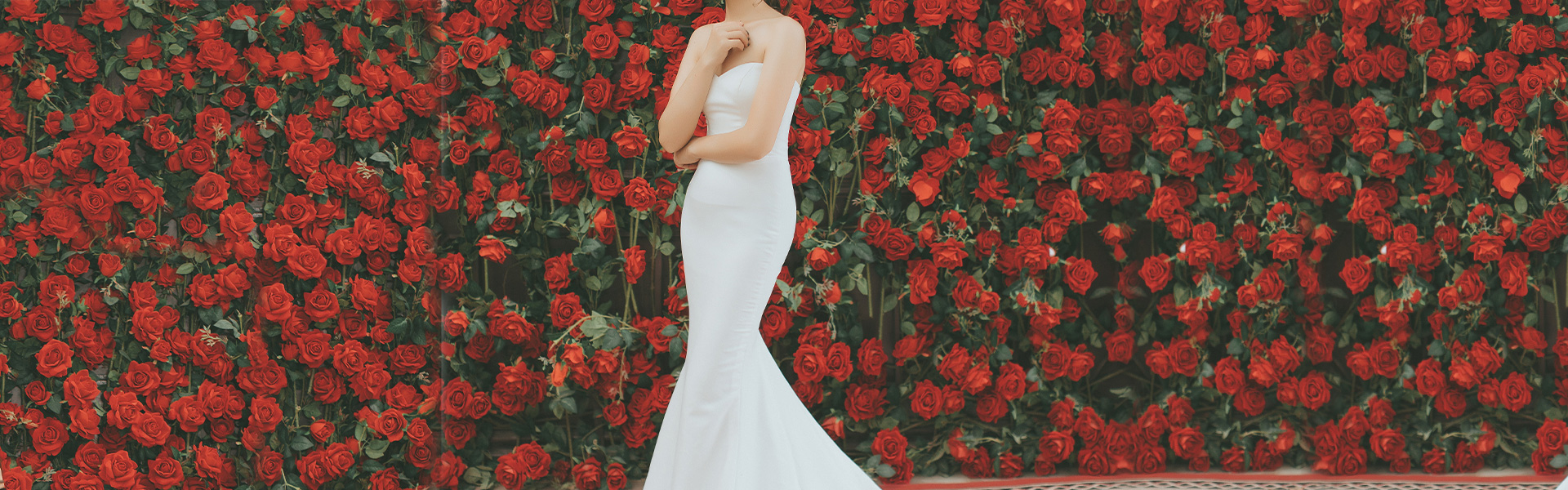 Lovely simple Trumpet dress with a backdrop of rose bushes