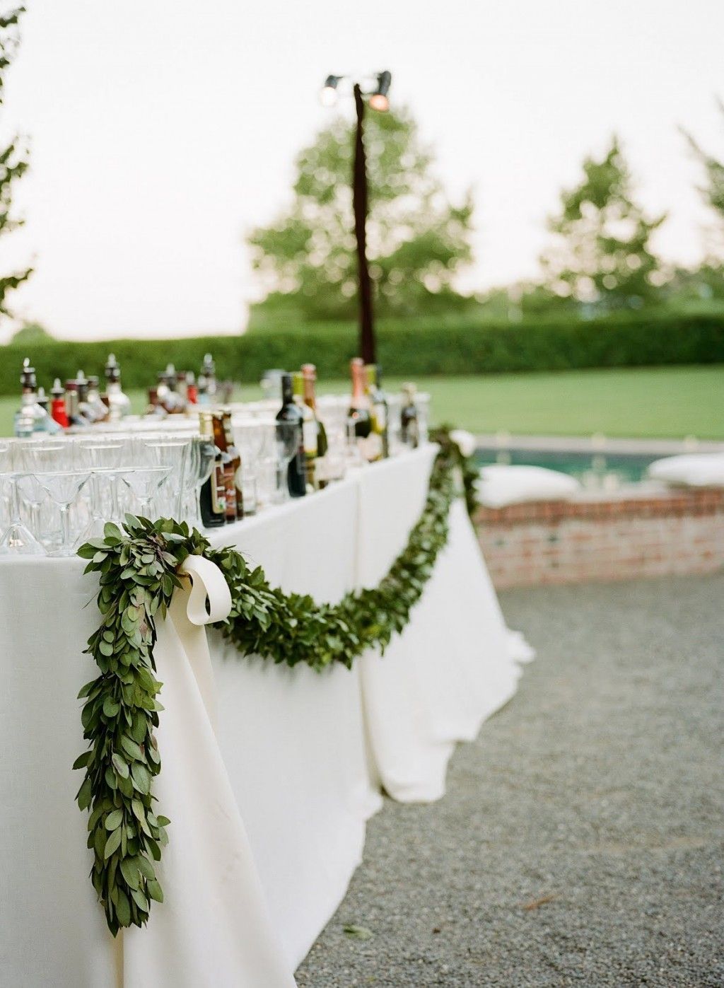 11-green-garland-drink-table