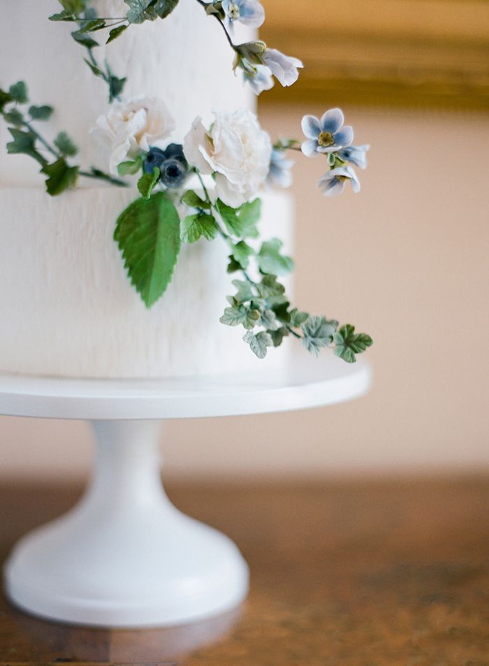 26-white-flowers-wedding-cake
