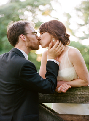 adorable-outdoor-wedding-kiss