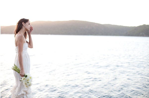 bay-cottage-wedding-lake-mountains-bride-white-bouquet