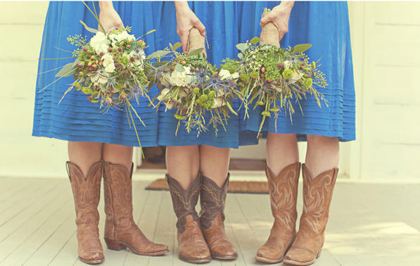 blue-bridesmaids-bouquets