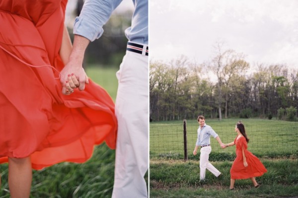 engagement-photos-tennessee-coral-white-blue-field-600×399