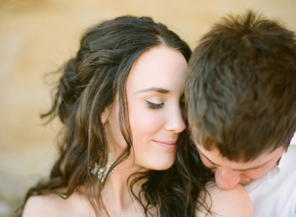 groom-kiss-on-shoulder-600×439