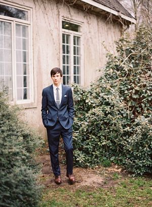 groom-navy-suit-brown-shoes-gray-tie