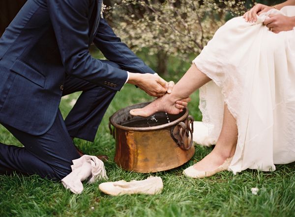 groom-washing-feet-bride