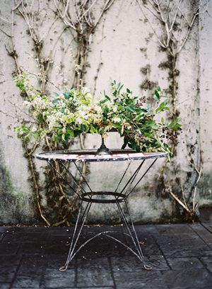 iron-table-vined-wall-green-white-flower-arrangement-early-spring-wedding