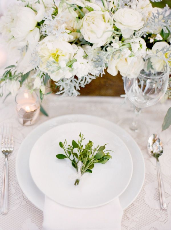 magnolia-plantation-charleston-winter-wedding-table-setting-plate-decoration