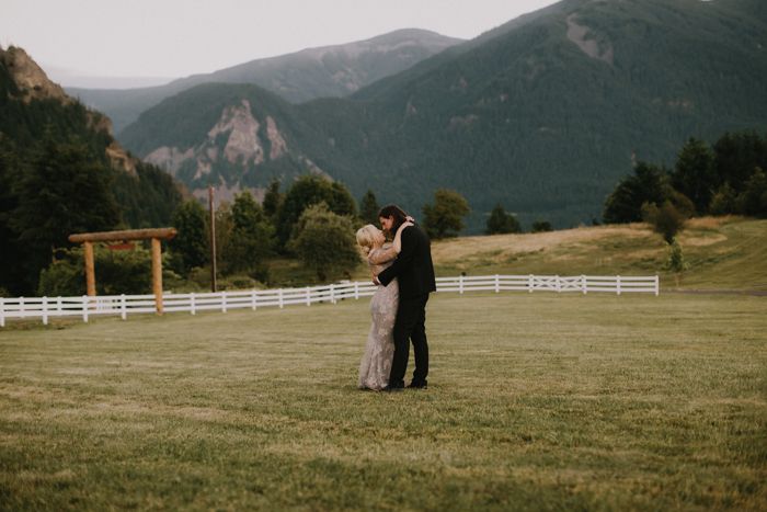 outdoor-simple-mountain-wedding