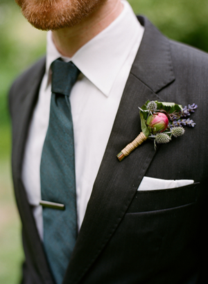 rustic-outdoor-wedding-boutonniere