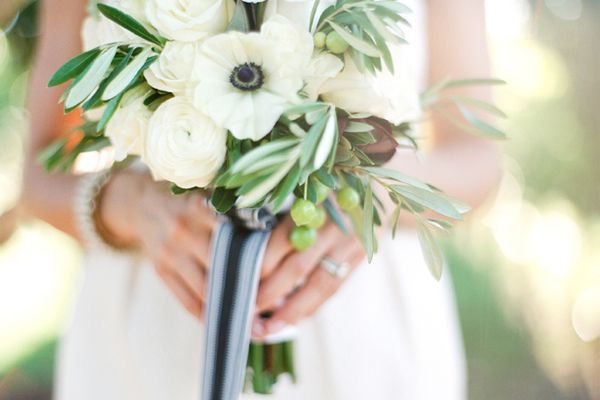 White And Green Wedding Bouquet Ideas