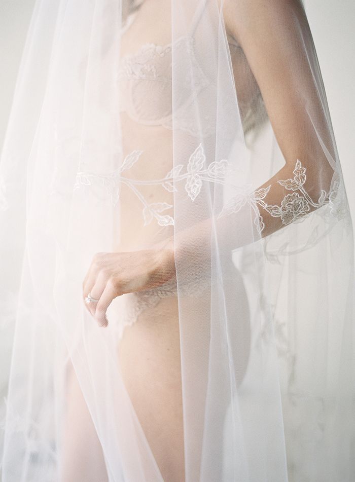 13-delicate-lace-wedding-veil-vera-wang