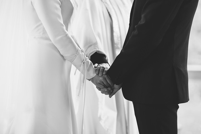 13-holding-hands-wedding