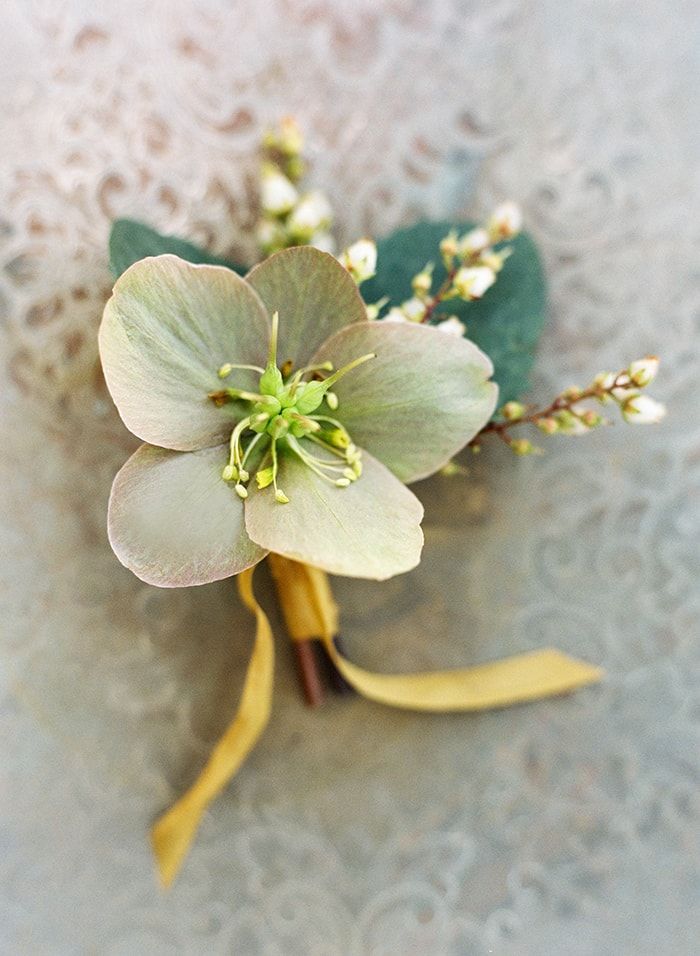 2-simple-and-sweet-boutonniere
