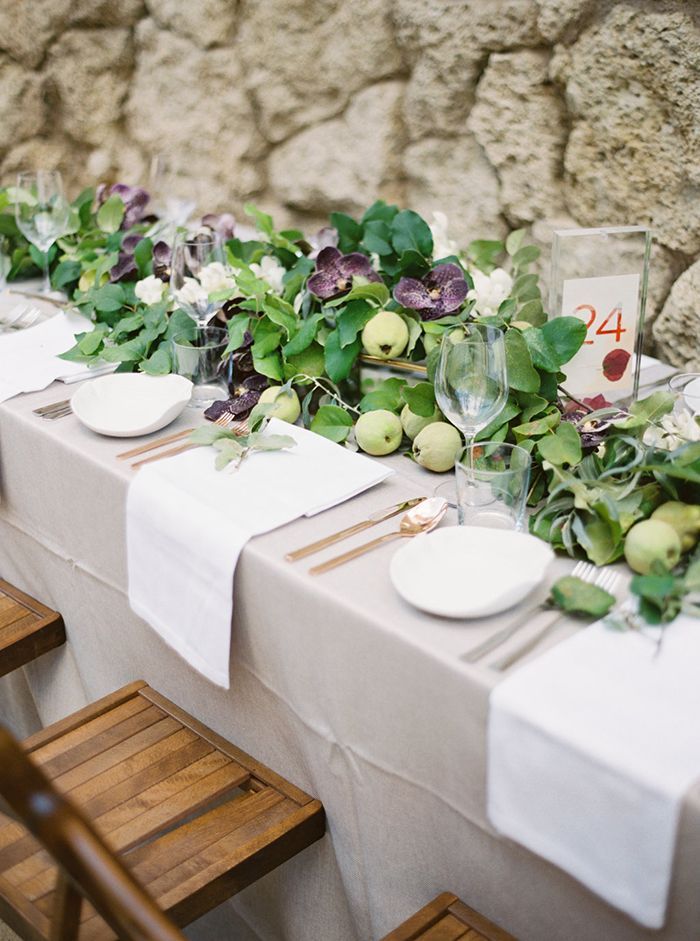 21-foliage-table-runner-with-pears