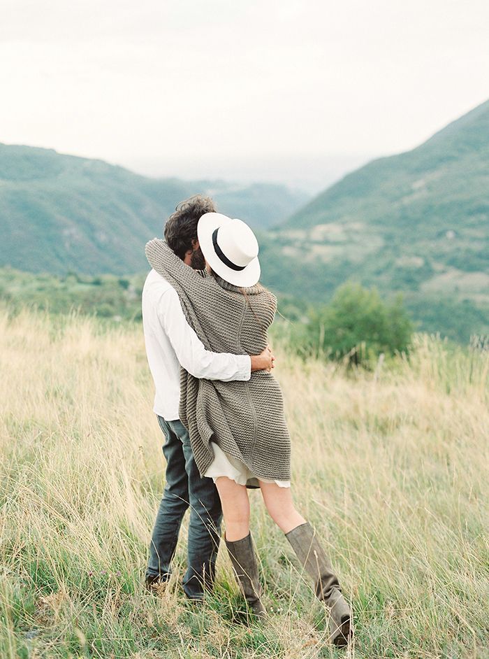 21-modern-romantic-outdoor-engagement