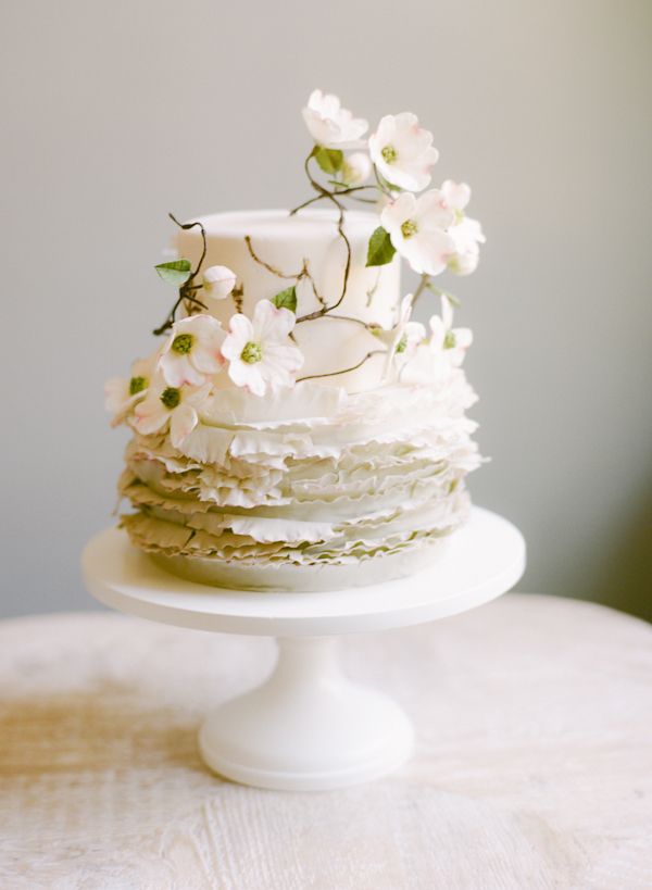 27-dogwood-white-flower-wedding-cake