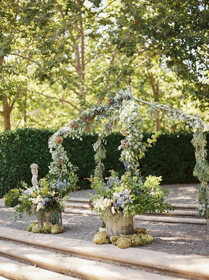 32-exquisite-wedding-ceremony-installation-blue-white-floral