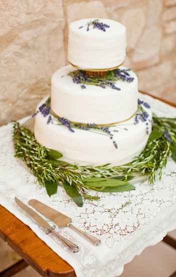 35-rustic-lavender-wedding-cake