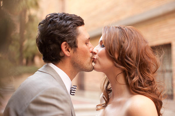 couple-kissing