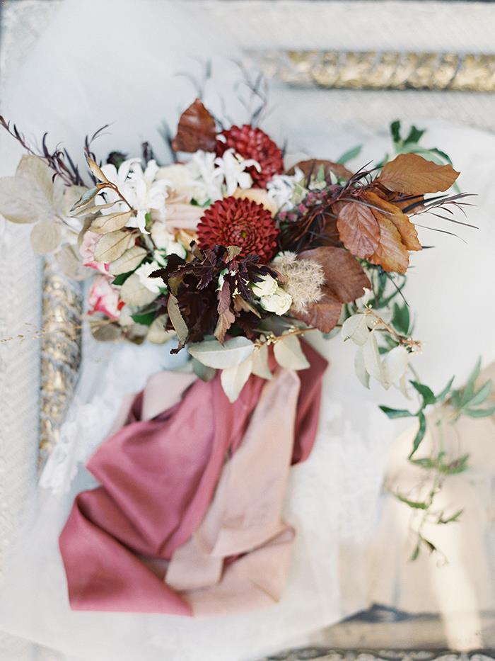 4-pink-red-white-fall-wedding-inspiration