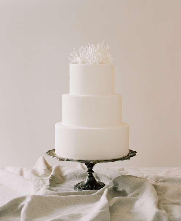 43-white-simple-wedding-cake