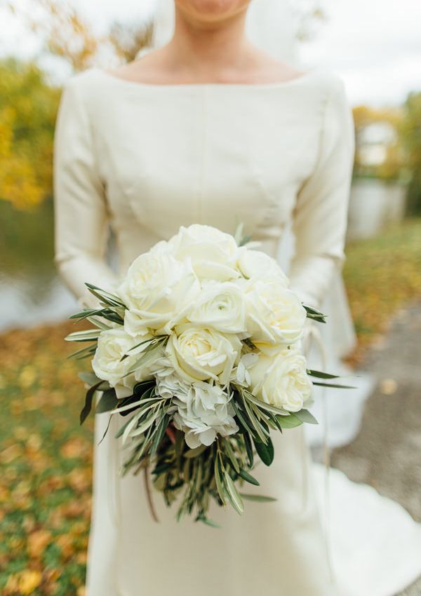 5-white-rose-bouquet