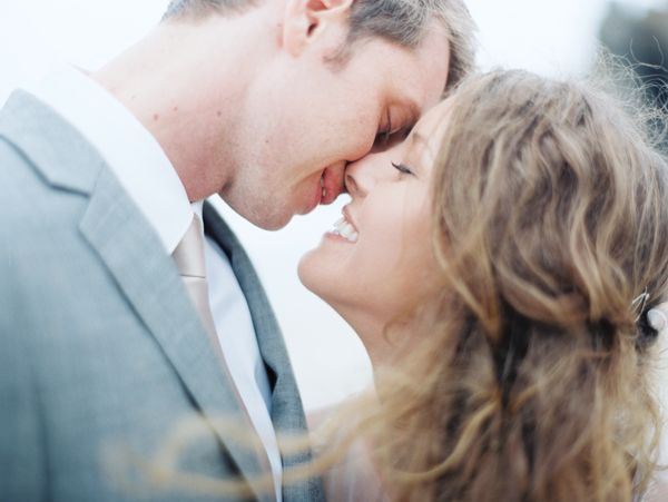 beach-kiss-wedding