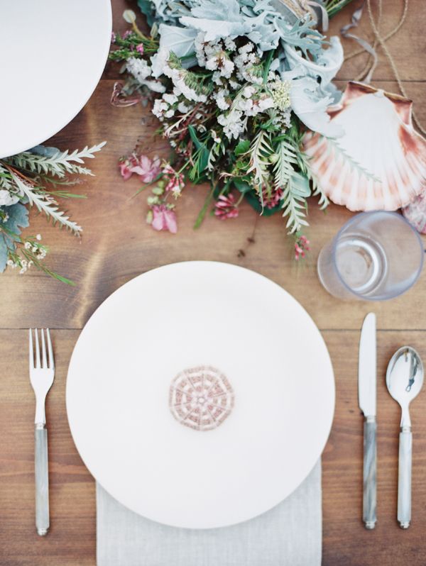 big-sur-reception-table-place-setting-sea-urchin-favor-shell-destination-wedding-dinner
