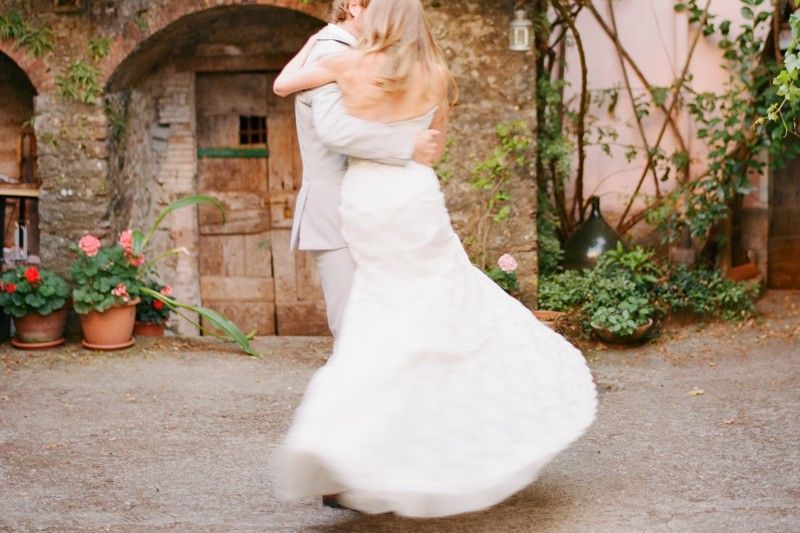 bride-beauty-relaxed-hair-curls-italian-village-kiss