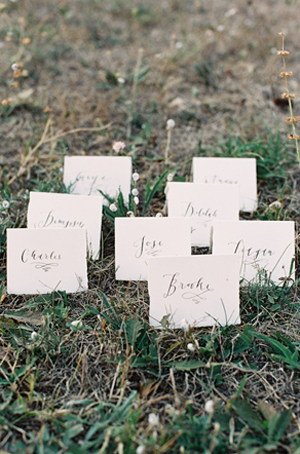 calligraphy-escort-card-rustic-wedding-ideas