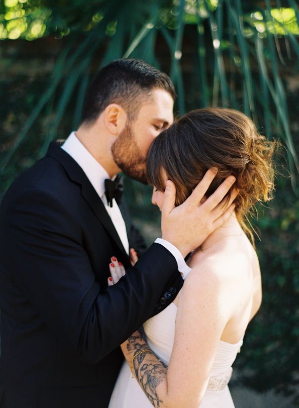 charleston-outdoor-wedding-bride-groom-kiss-tatoo