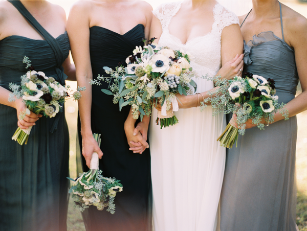 clary-pfeiffer-bridesmaids-grey-bouquets2