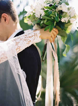 elegant-green-and-white-wedding-bouquet