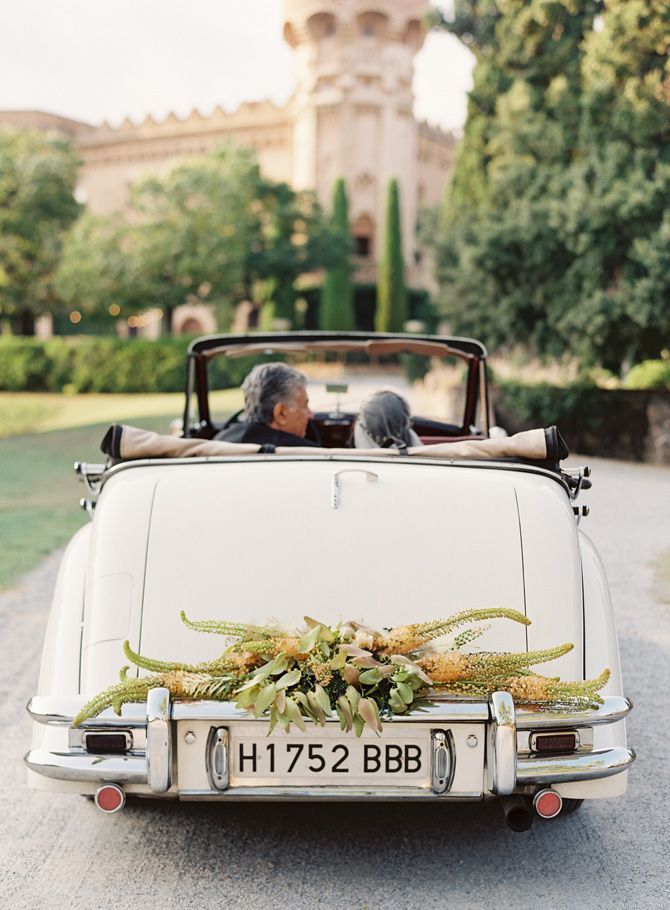 elegant-wedding-car-garland
