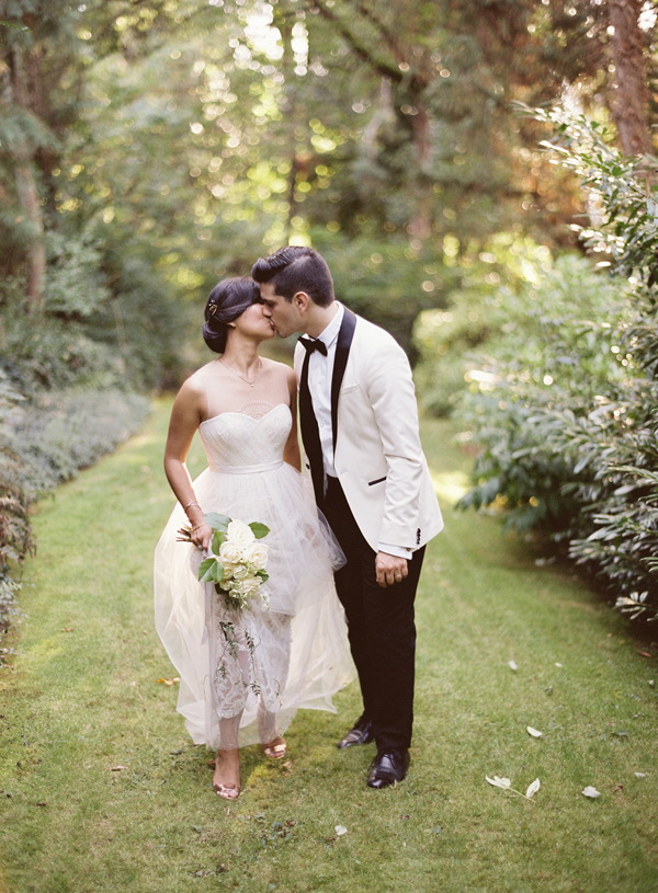 elegant-white-and-black-wedding-ideas