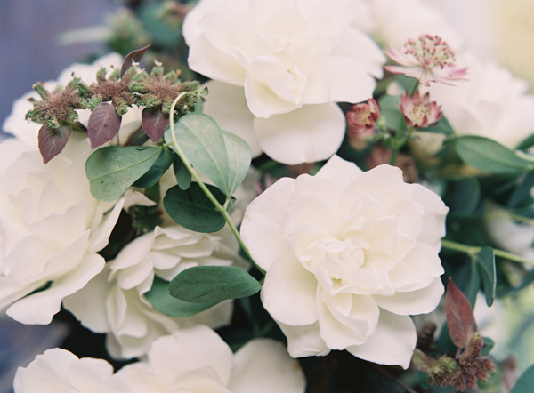 elegant-white-and-green-wedding-flowers