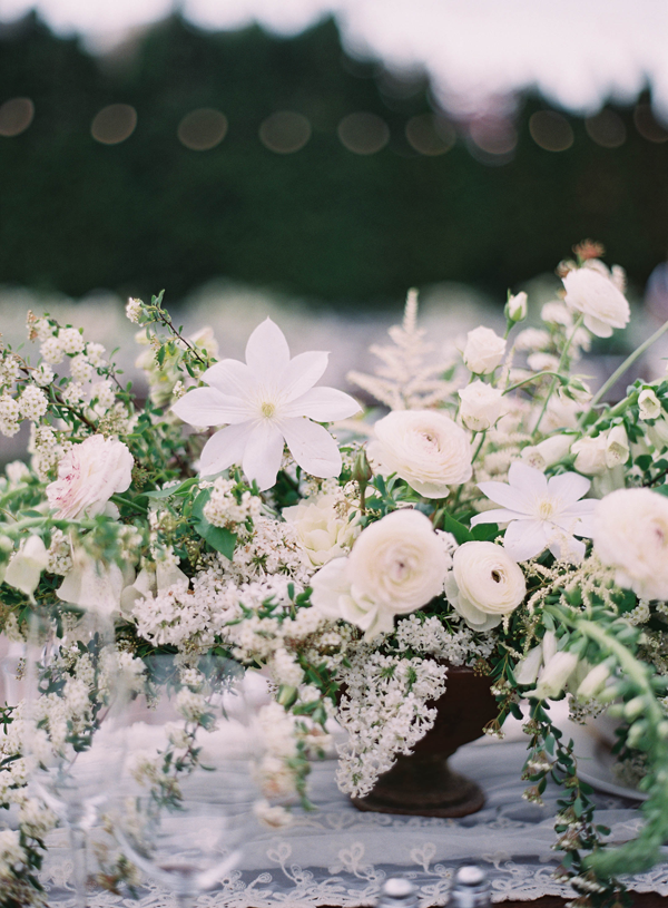 elegant-white-wedding-flower-centerpiece