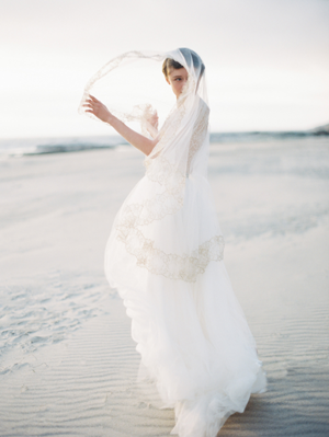 gold-lace-trim-wedding-veil
