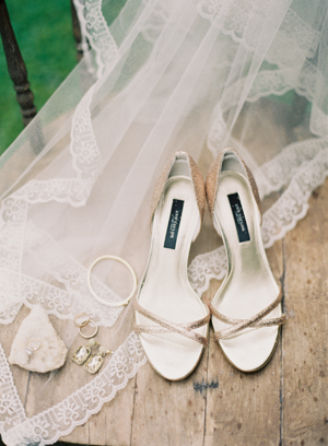 gold-wedding-shoes-and-jewelry-ideas