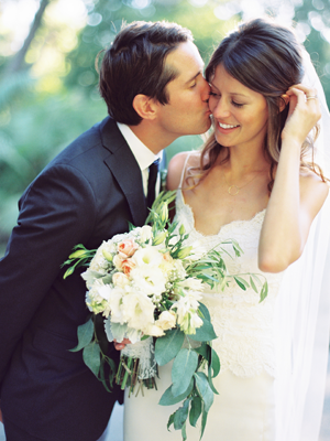 kelli-wedding-bride-groom-bouquet