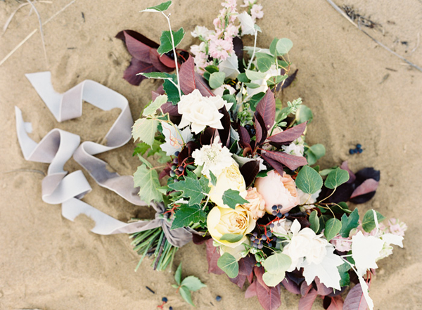 natural-white-and-purple-wedding-bouquet