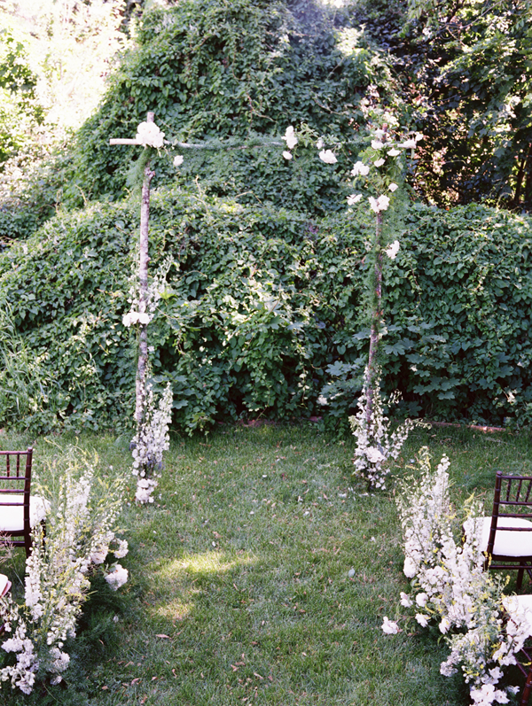 outdoor-wedding-wildflower-aisle-ideas