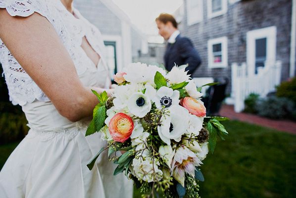 peach-and-white-wedding-bouquet
